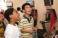ゲームを楽しむ子供たち
